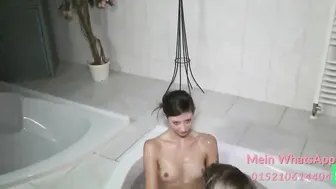 Geile Sau into der Badewanne gefickt
