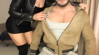 She not can resist when watch the muscles body her