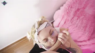 Adorable blonde loves head and facial. Karneli Bandi