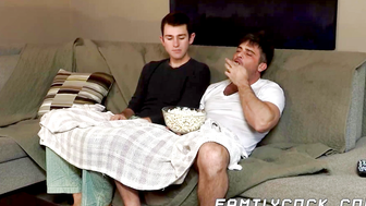 Encounter porn video – Hunky stepdad Lance Hart popped my ass after making him popcorn