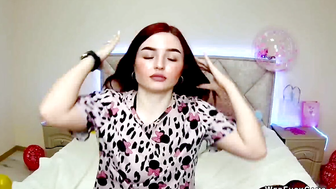 Solo redhead babe have fun on webcam