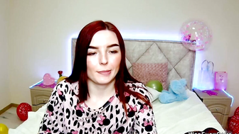 Solo redhead babe have fun on webcam