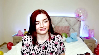Solo redhead babe have fun on webcam
