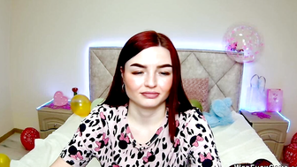Solo redhead babe have fun on webcam