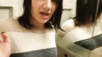 Auf der Zugtoilette geile Mitfahrein kalr gemacht
