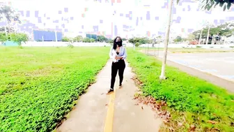 SEXO por DINERO Le doy 100 DOLARES a una JOVENCITA en el PARQUE y FOLLAMOS