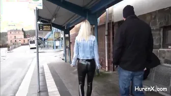 Ihren prallen Latexarsch vollgespritzt Spermawalk
