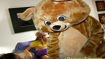 Handsome ladies taste creamy dicks at a crazy sex party