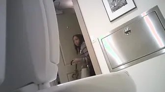 Ebony meat taking a piss and showing that babe booty