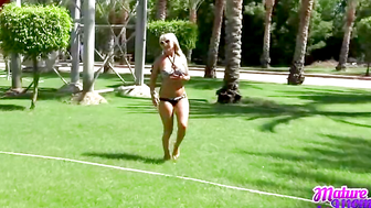 Alisa Deluxx - Exotic Dancer Strips Down in Public Park For Cash Tips