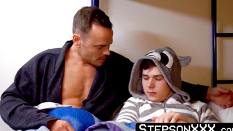 StepsonXXX.com - Slim blonde Taylor Reign willingly surrenders his asshole to Donnie