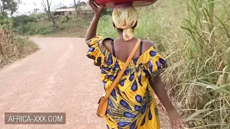 Ebony banana seller women seduced for a Beauty sex