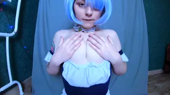 Cosplay Rem re Zero: little Maid Teases her Tight Holes with Huge