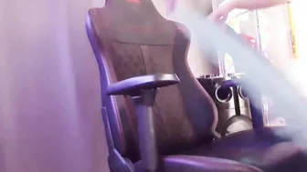 Bogini zabawia się przed fanami aż do squirt-u / Bogini plays inside