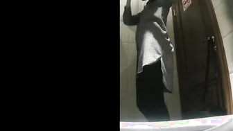 A young hot pisses with a powerful stream and performance her soak
