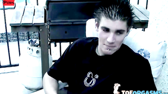 Straight guys Evan Heinze and Ian Madrox put on a little sexy foot show