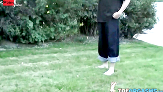 Straight guys Evan Heinze and Ian Madrox put on a little sexy foot show