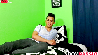 Twink Andy Taylor inserts dildo and wanks off until cumming