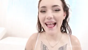 Lady Zee peeing fun with six men