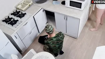 Пока я на работе жена трахнула слесаря