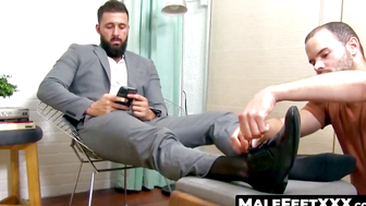 MaleFeetXXX.com - Thoms's expert tongue licks and sucks bearded Maui's tall toes