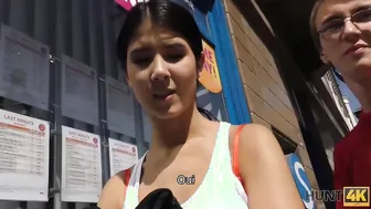 HUNT4K. Un cocu ringard regarde docilement le sexe de sa copine avec