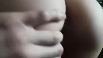 Сочно насаживает свою киску на член