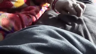माँ भी बेटे का लंड पकड़ लेती है