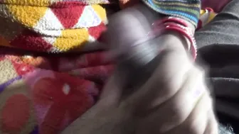 माँ भी बेटे का लंड पकड़ लेती है