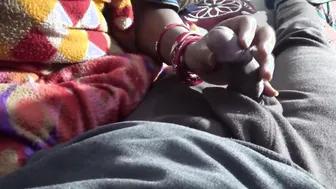 माँ भी बेटे का लंड पकड़ लेती है