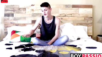 Inked twink dildos his ass and jerks off until he cums hard