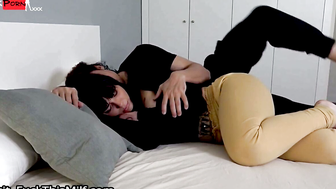 Big Boobs stepsister share bed with stepbrother & gets fucked at night 4
