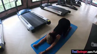 Amateurs doing a gym workout before having sex on camera inside the