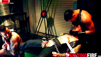 Inked top Drew Valentino admires the accommodating hole with licking cum