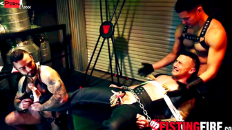 Inked top Drew Valentino admires the accommodating hole with licking cum