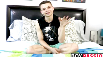 Buff twink enjoys using butt plug mixed with masturbation