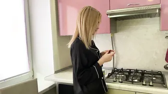 EARLY MORNING BLONDE DECIDED TO JERK OFF WITH A CUP