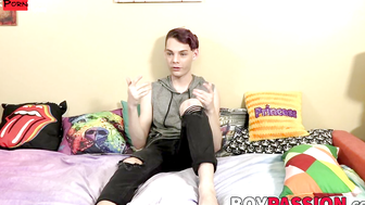 Interviewed porn video – Twink plays with his dick alone after being interviewed