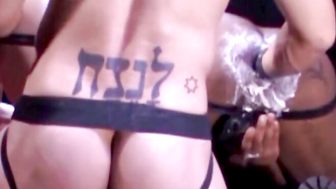Marc and Billy then get on all fours, putting their asses in the hands of Lee, who wo