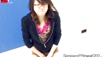Adorable Japanese pissing her panties and fills the cup