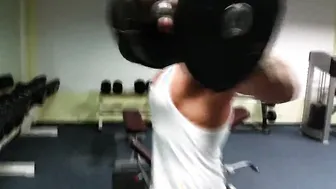 War porn video – Ins Gesicht gespritzt beim Sport im Fitnesstudio