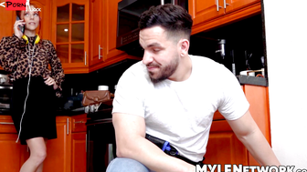 Australian babe Devyn Lux rides cock after seducing muscular handyman Peter Green