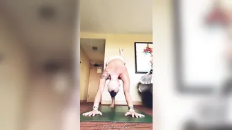 Cougar Mama MsYogaXxx does Nude Yoga