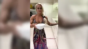 Braless porn video – Amazingly Hot Blonde Lifts Dress Flexes Muscle Bums