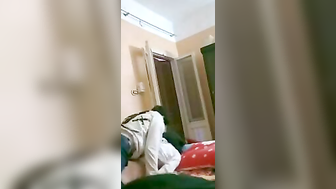 مصري يعرض حبيبته للغفلة بشدفه وشعرها