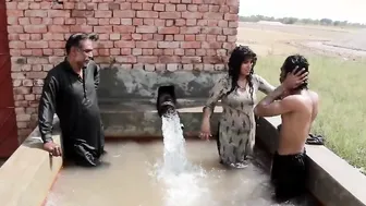 Tubewell Pe Sonia ke Sath Gandi Harkatein