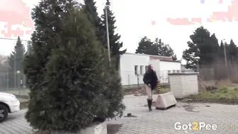 Squat porn video – Red Haired Offer Stranger A Outdoor Piss Performance