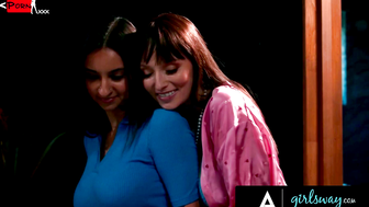 Blurred Lines of Desire Lexi Lunas and Stepdaughter Hailey Rose Get Up Close and Personal