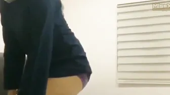 Melayu berbaju biru bertudung kelabu