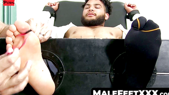 La Tortura del Pies El Hombre Fuerte de Latinoamerica Sometido al Instituto de Sanciones Tied Up and Tickled, Submission 3000
